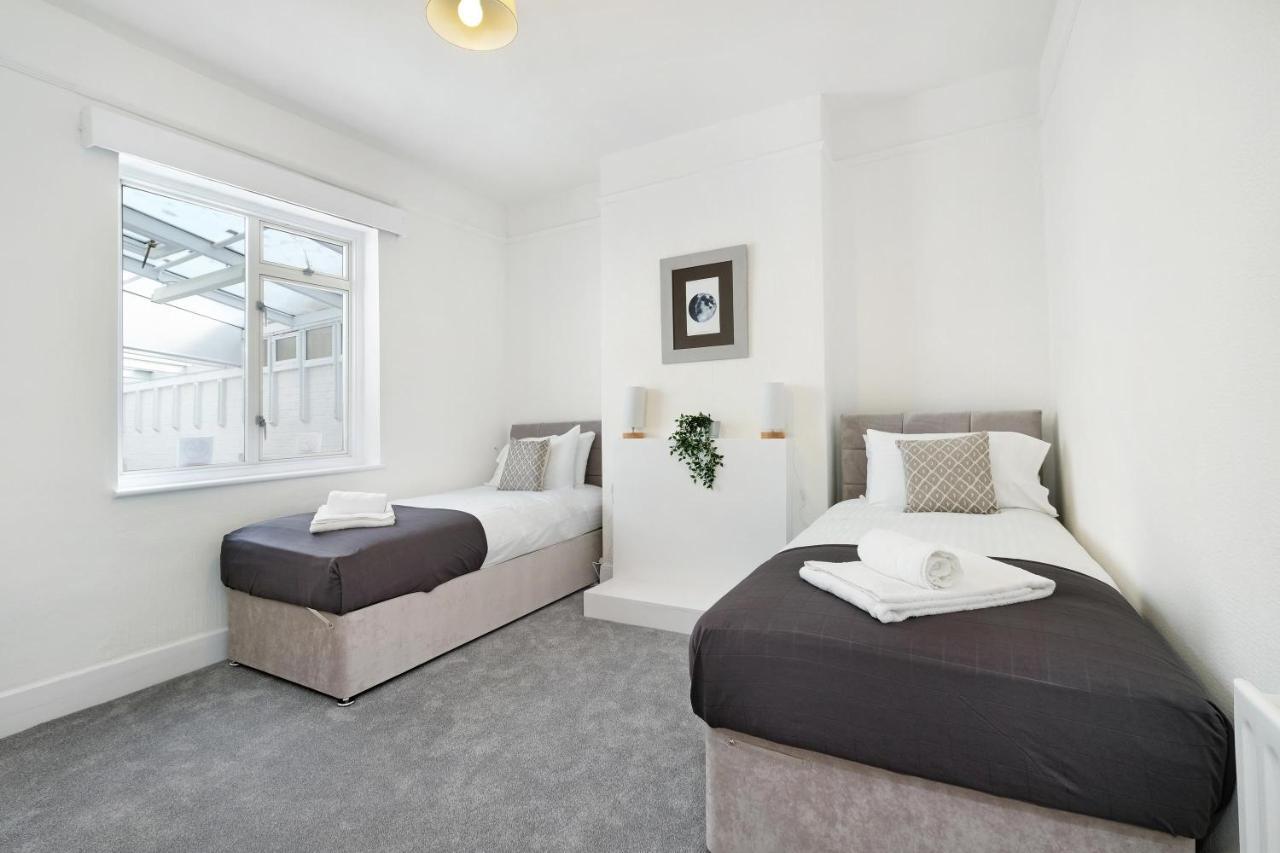 Heathrow Living Stanwell Serviced House 5 Bedrooms By 360Stays Άσφορντ Εξωτερικό φωτογραφία